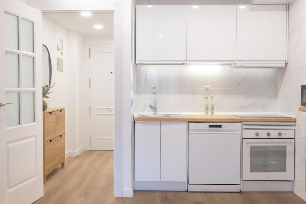 Elegant Temporary Apartment On Street Hiruela Temporal Hrl1710 Madrid Exterior photo